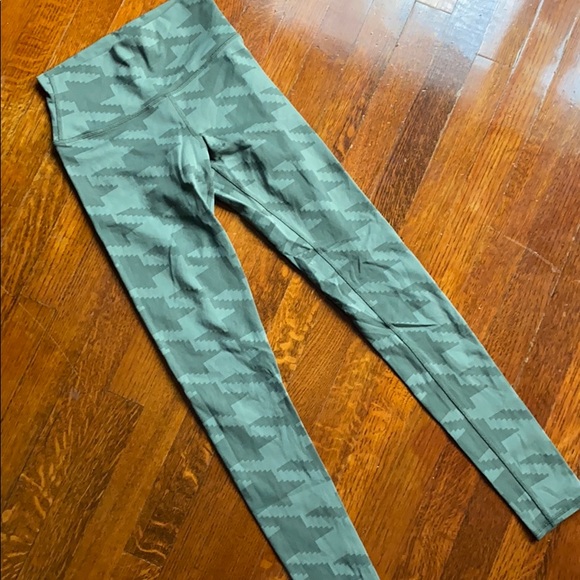 ALO Yoga Pants - ALO olive houndstooth print